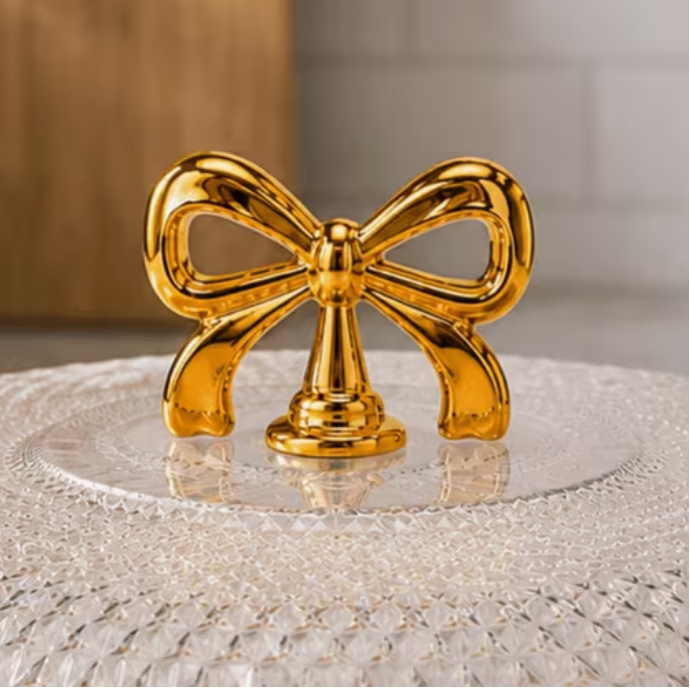 30cm Round Cake Stand with Clear Diamond Cut Dome Lid & Bamboo Base – Gold Bow Handle, Cake Display Stand for Cakes, Pastries, Desserts & Cheese