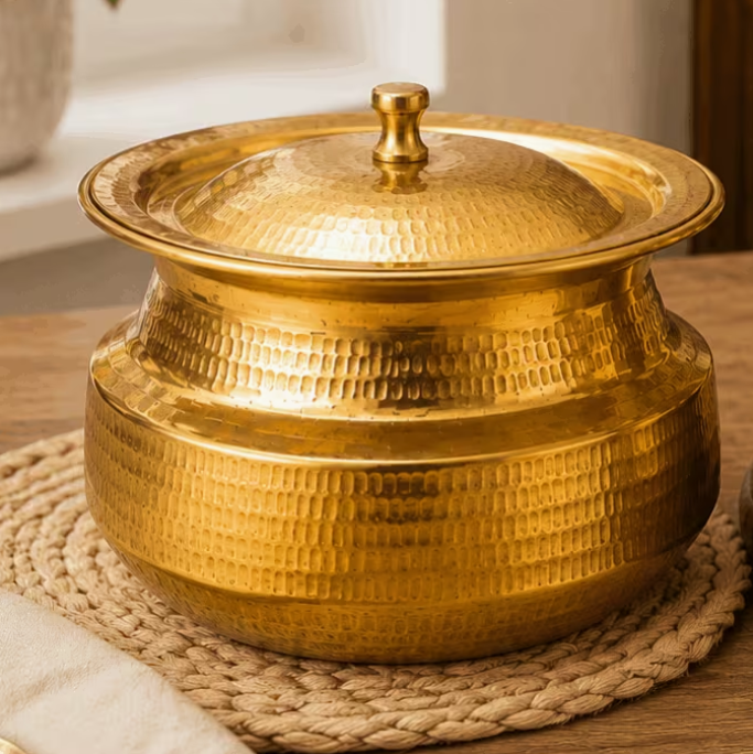 Set of 2 Gold Hammered Brass Style Serving Pots with Lids – Large & MediumBuffet Curry Rice Bowls for Indian Restaurant, Catering, Parties & Home Dining